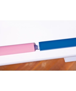 SCRIVANIA IN PINO MASSELLO FINITURA BIANCO ROSA/BLU . PIANO INCLINABILE E STRUTTURA REGOLABILE IN ALTEZZA. DIM. 109X55X64-90H. ARTICOLO IN KIT.